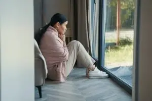 woman trying the 3 3 3 rule for anxiety to manage a panic attack