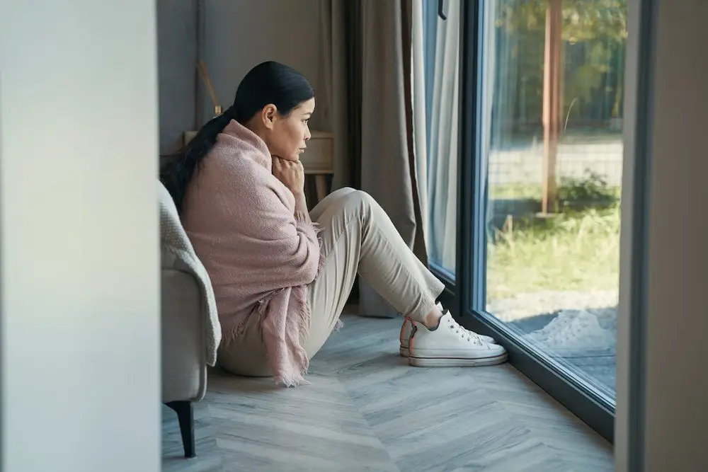 woman trying the 3 3 3 rule for anxiety to manage a panic attack