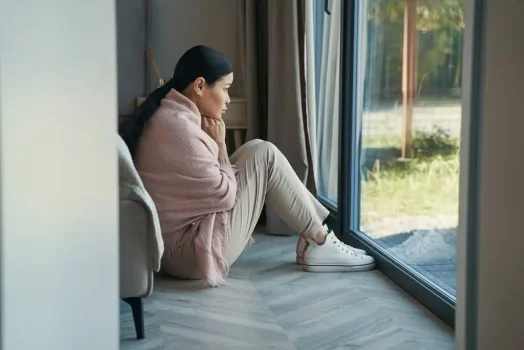 woman trying the 3 3 3 rule for anxiety to manage a panic attack